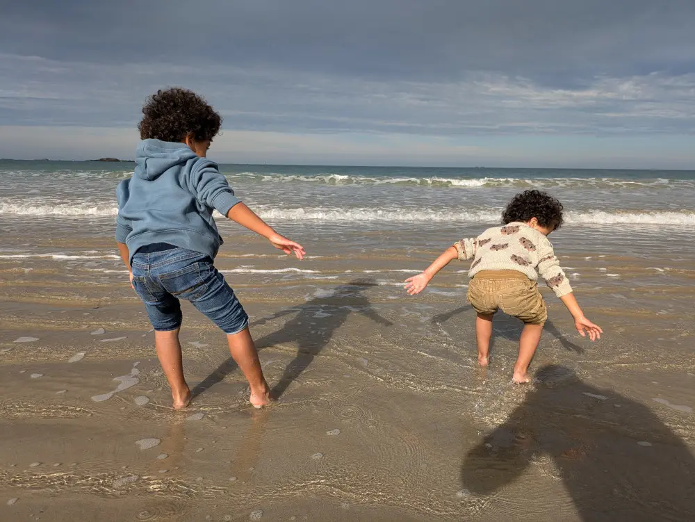 Adao & Siloë les pieds dans l'eau